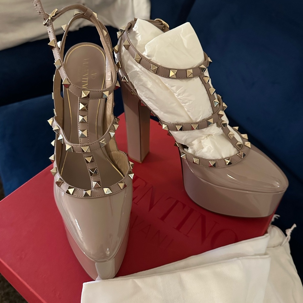 Valentino Garavani Patent Platform Sandal in Nude with Gold Studs - Picture 10 of 12